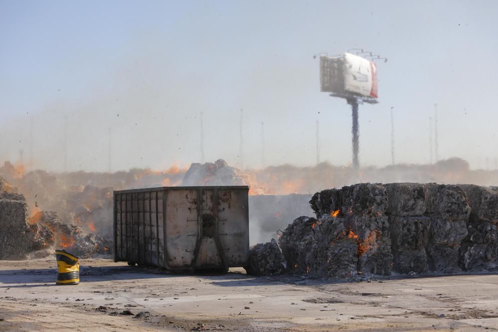 Incendio en una empresa de reciclaje de cartón