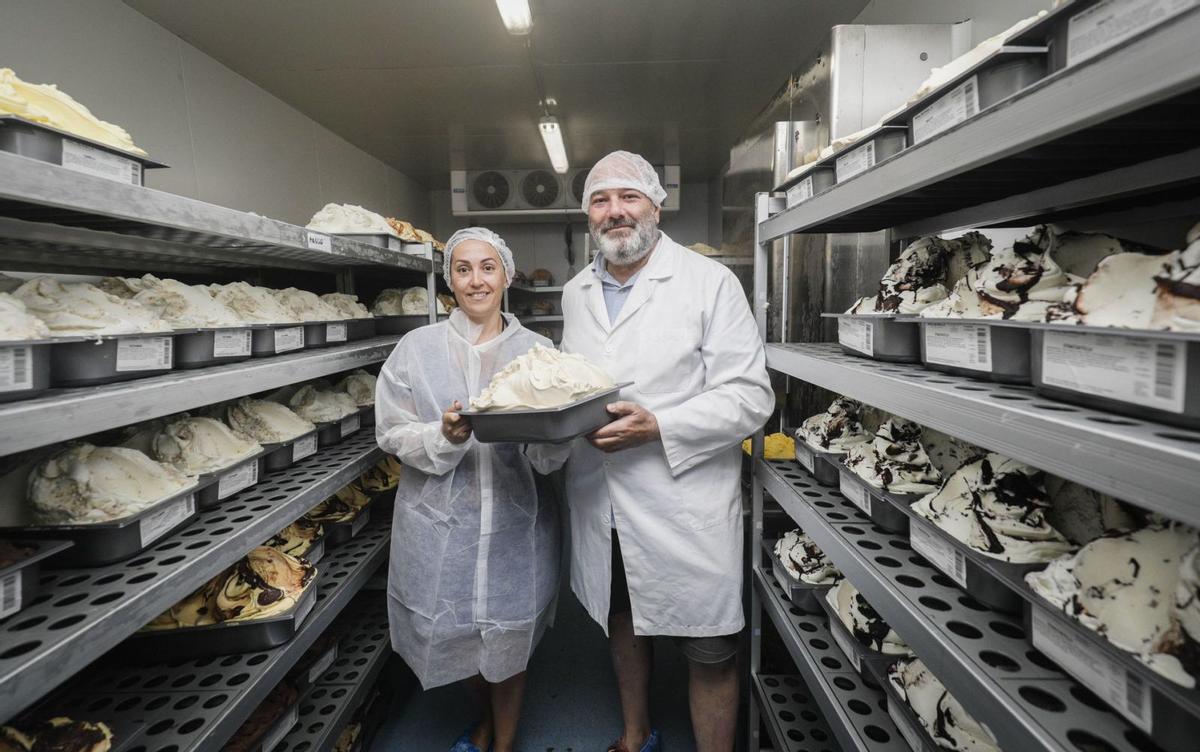 Los dueños de Murmui, Mónica Páramo y Santiago Coll, con helado de almendra mallorquina. | M. MIELNIEZUK