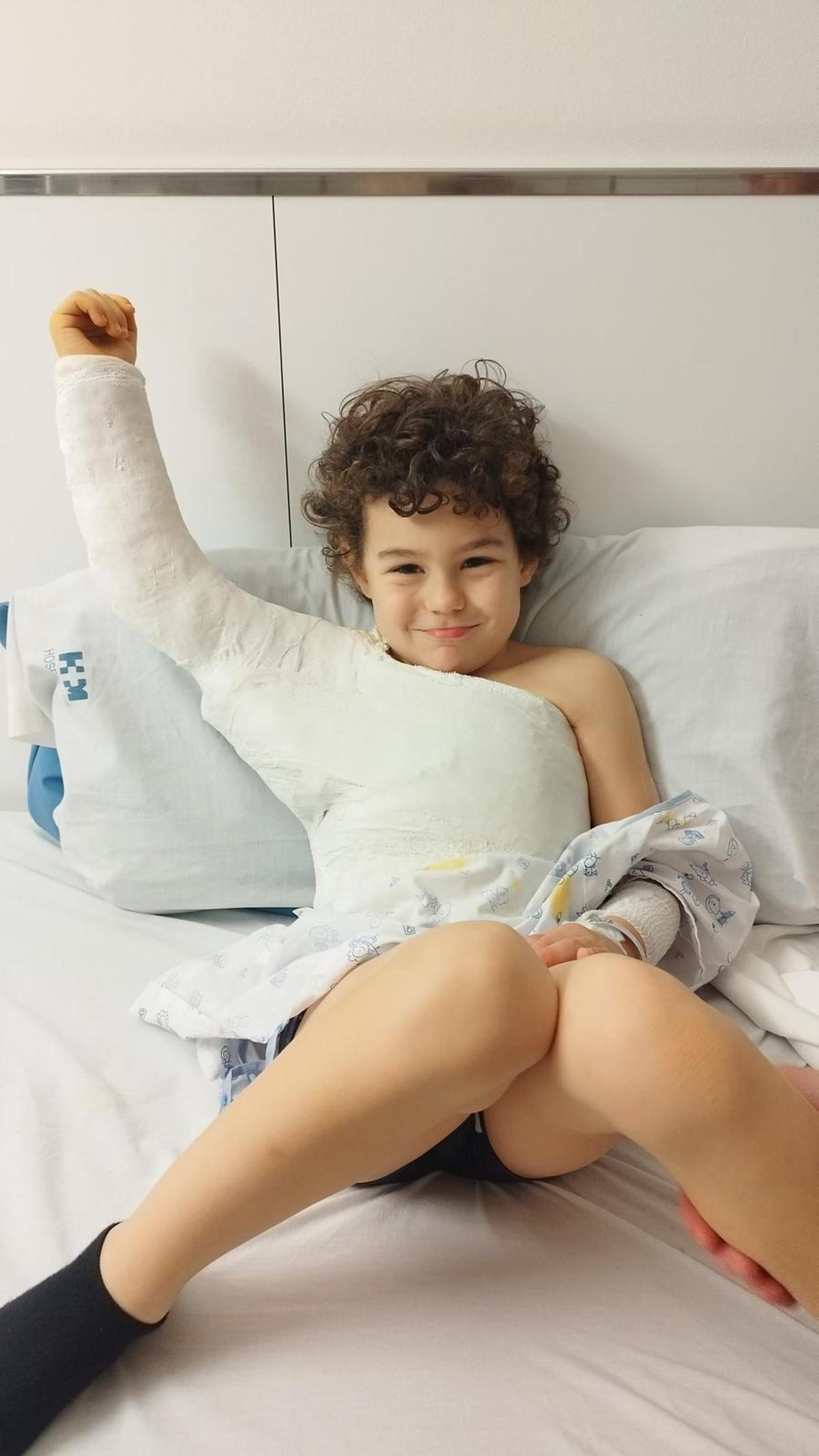 El hijo de Silvia Floria, con la esacayola.