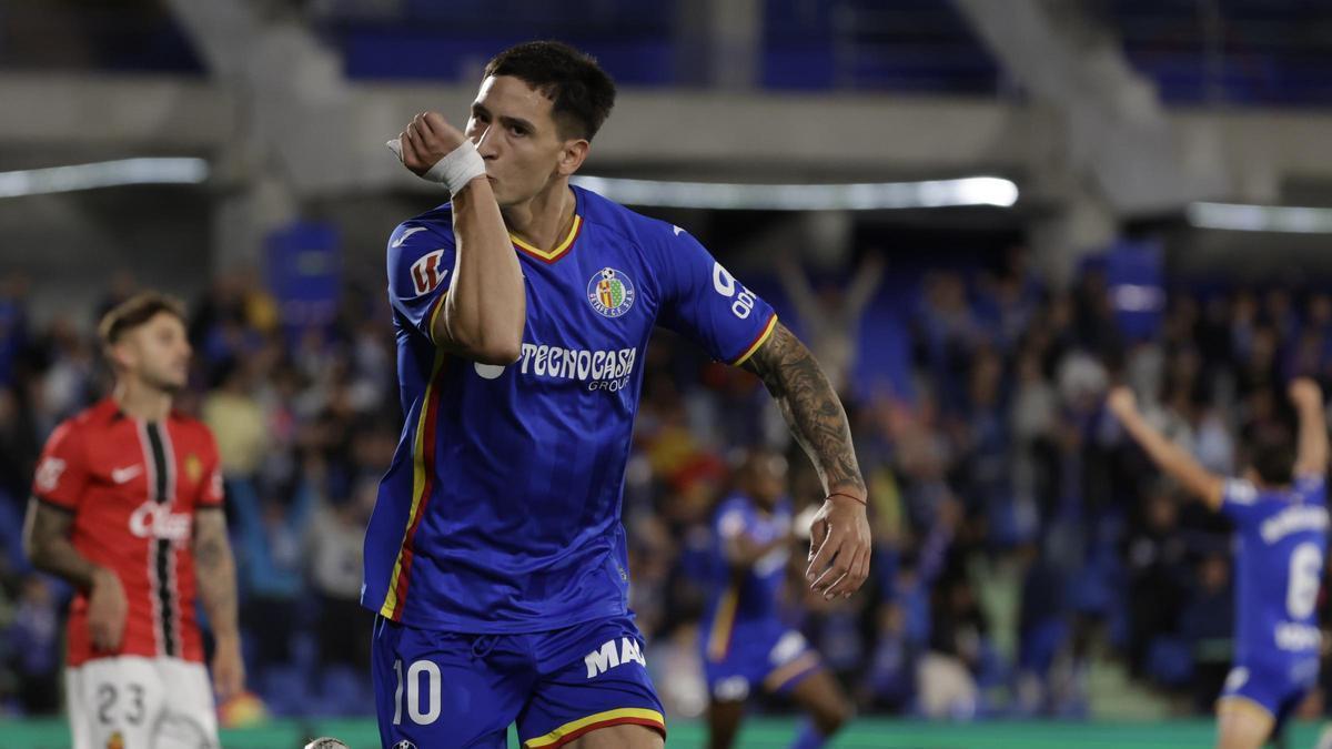 Satriano celebra el gol ante Maffeo.