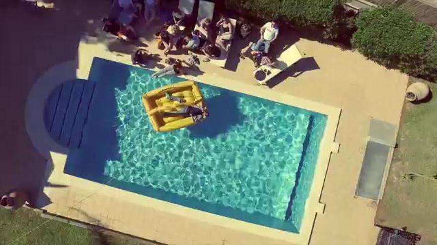 Geeno: 'Chilln' am Pool mit der MZ in der Hand