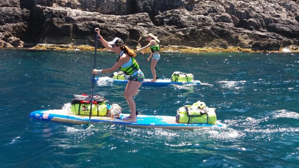 Dos mujeres dan la vuelta a Mallorca en 'paddle surf' con fines solidarios