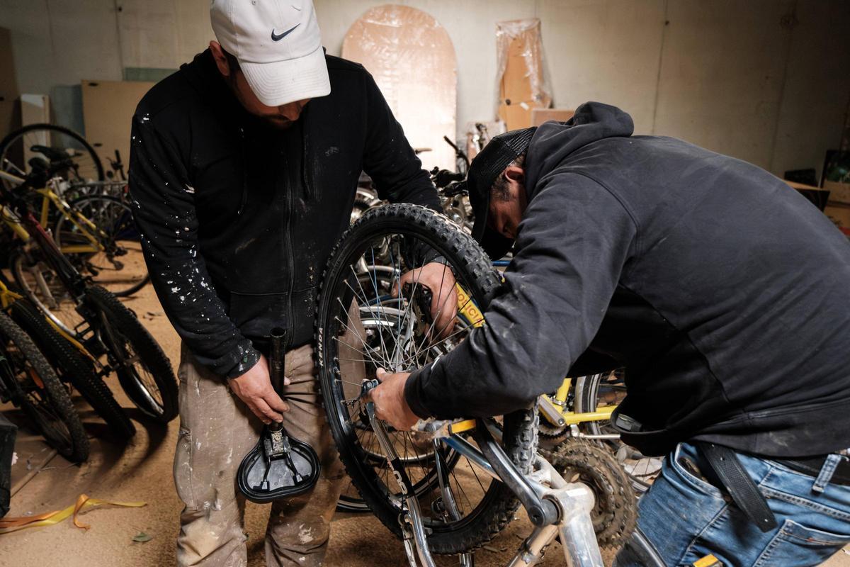 Todas las imágenes del proyecto de Alba Pau y sus bicicletas que llegarán a África.