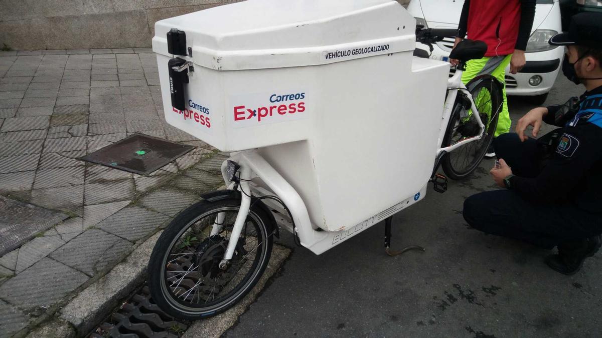 La bicicleta trucada inmovilizada por los agentes. / Policía Local de Vigo