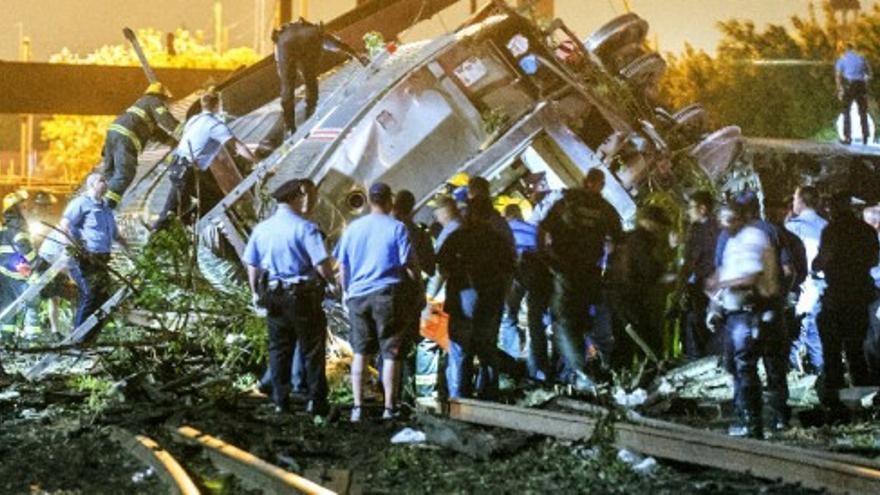 Al menos cinco muertos al descarrilar un tren en Filadelfia