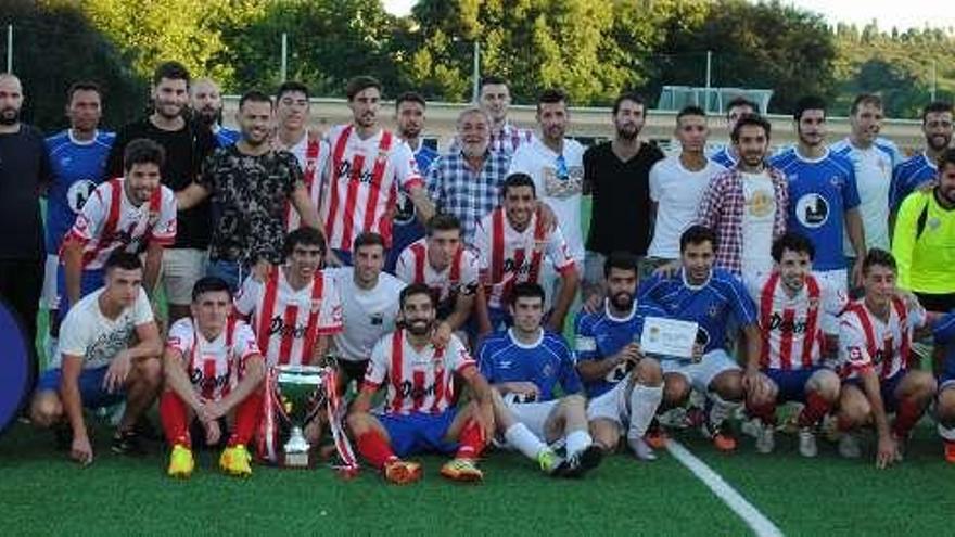 Jugadores de la final del trofeo, ayer, en el campo.