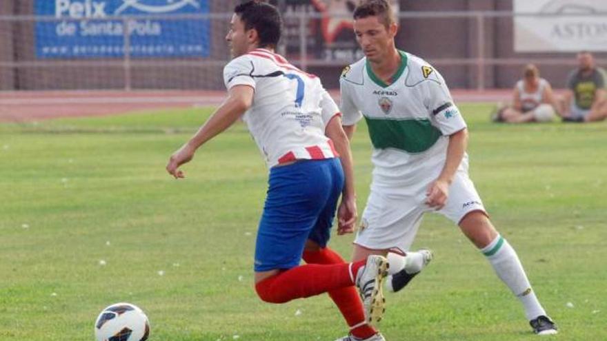 El lateral franjiverde Edu Albacar, ayer, tratando de frenar un ataque del jugador del Santa Pola Botella.