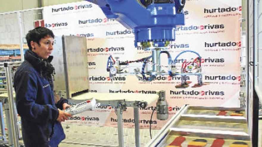 Prototipo del robot que inyecta adhesivo sobre piezas plazas irregulares