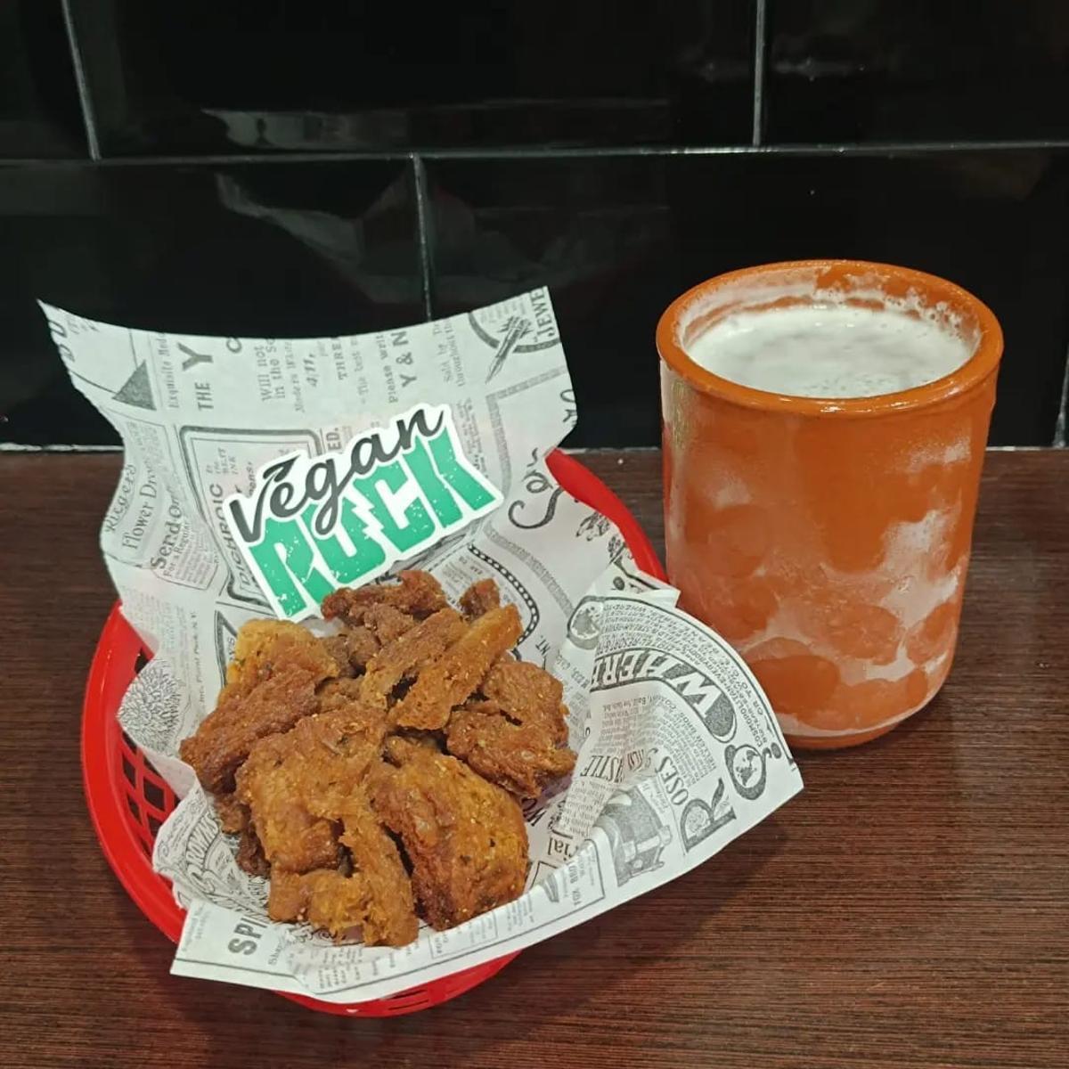 Chicharrones veganos y cerveza helada en el Vegan Rock