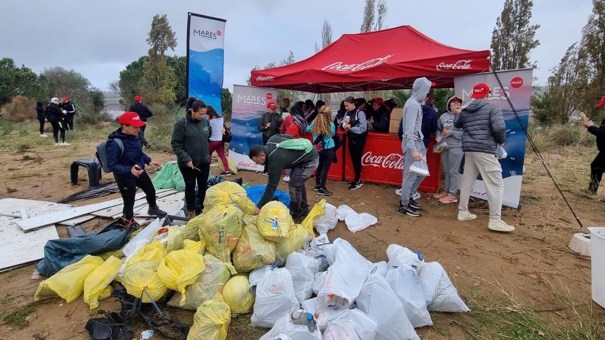 Voluntarios en la jornada de recogida de residuos en el Río Guadiana a su paso por Mérida.