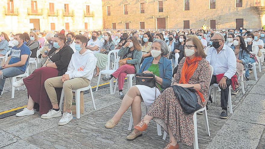 Público en el concierto de Xabier Diaz e Adufeiras de Salitre en la Praza de Fefiñáns.