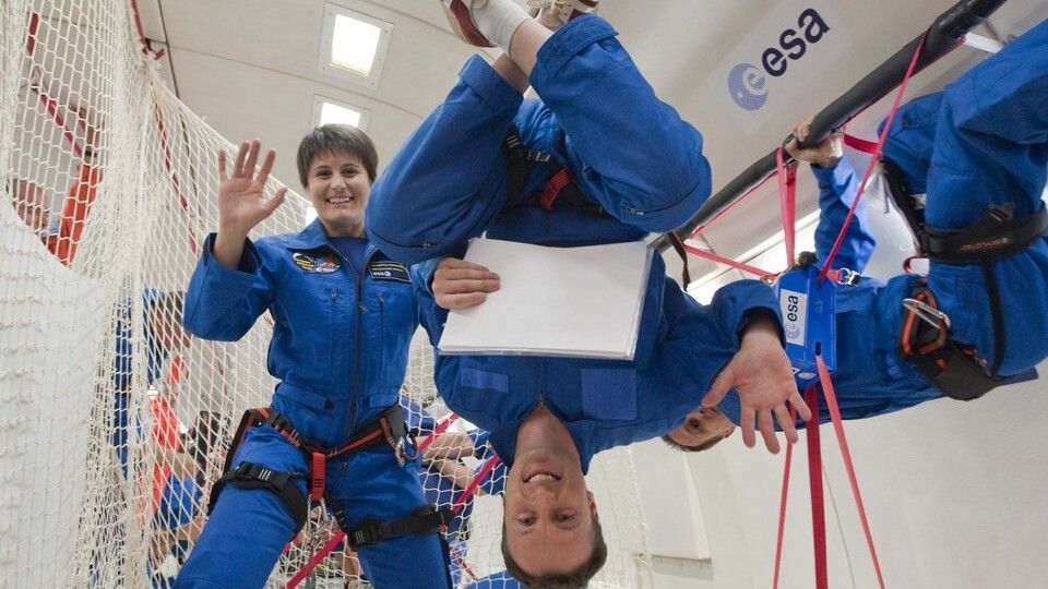 Los astronautas de la ESA Samantha Cristoforetti y Matthias Maurer, durante un vuelo.
