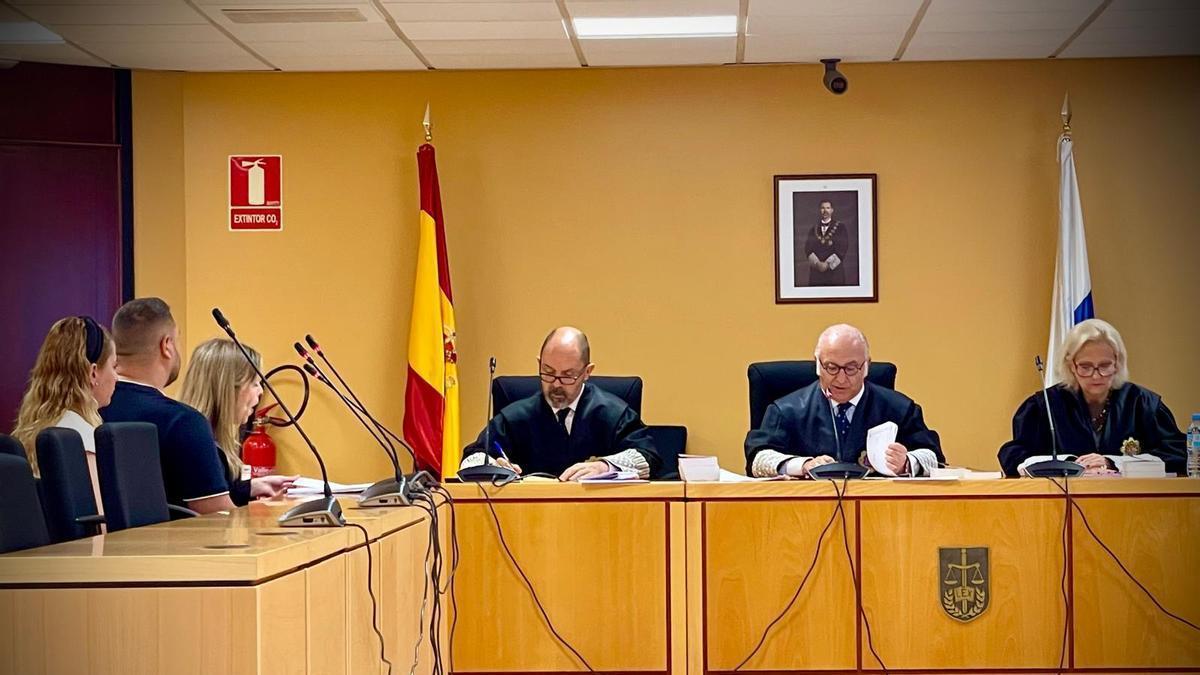 Los dos acusados, durante la vista celebrada este lunes en la Audiencia Provincial de Santa Cruz de Tenerife.