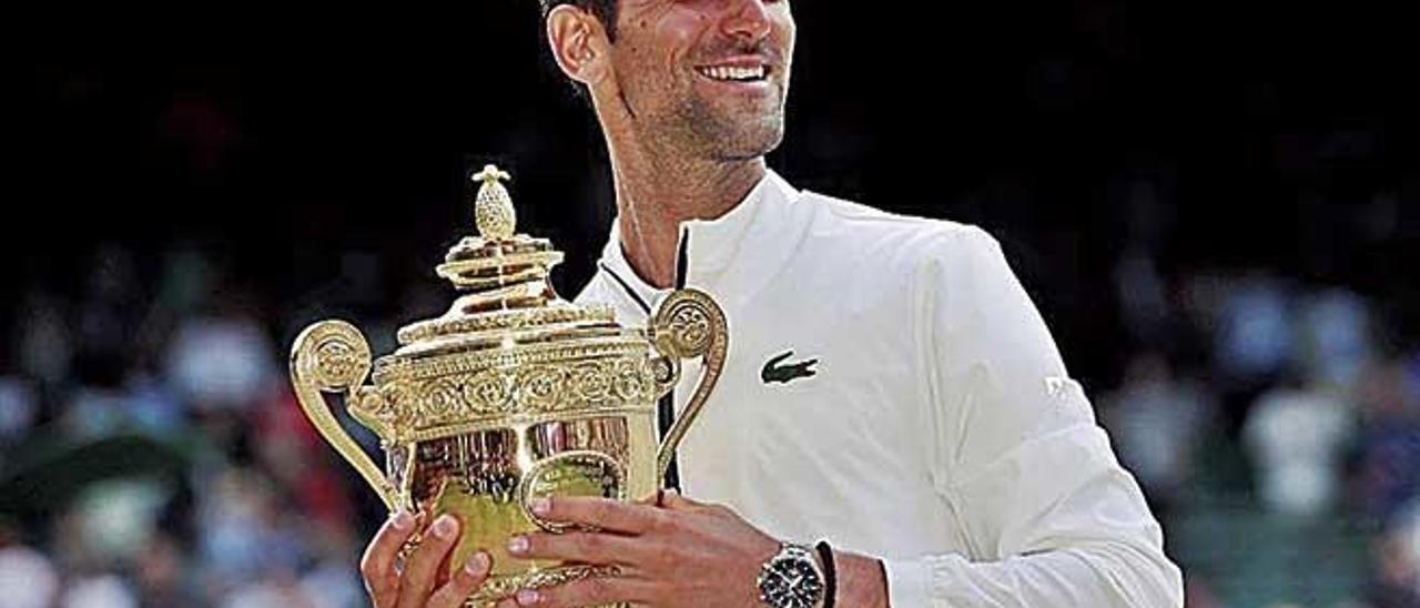 Novak Djokovic, sonriente con el trofeo de Wimbledon.