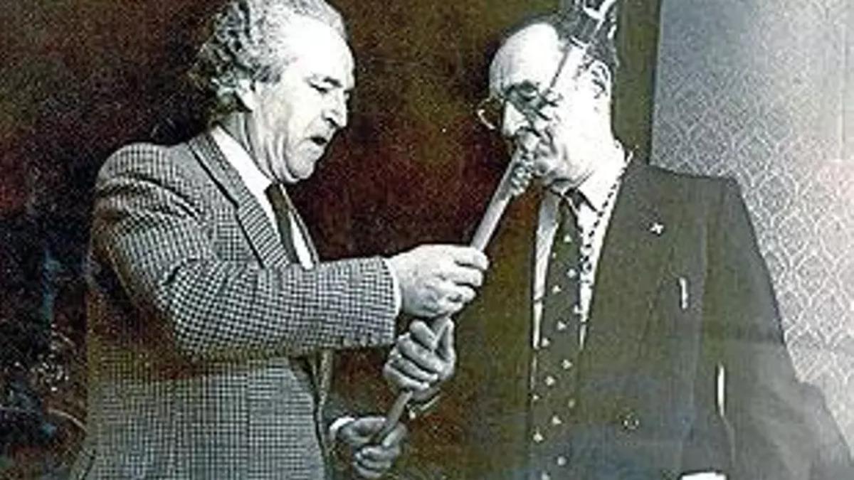 El primer teniente de alcalde de Santiago en 1986, Xaime Castiñeiras (izquierda), hace entrega del bastón de mando municipal al profesor Ernesto Viéitez Cortizo tras properar la moción de censura