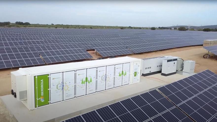 Doce fotovoltaicas extremeñas recibirán 84,7 millones para implantar baterías