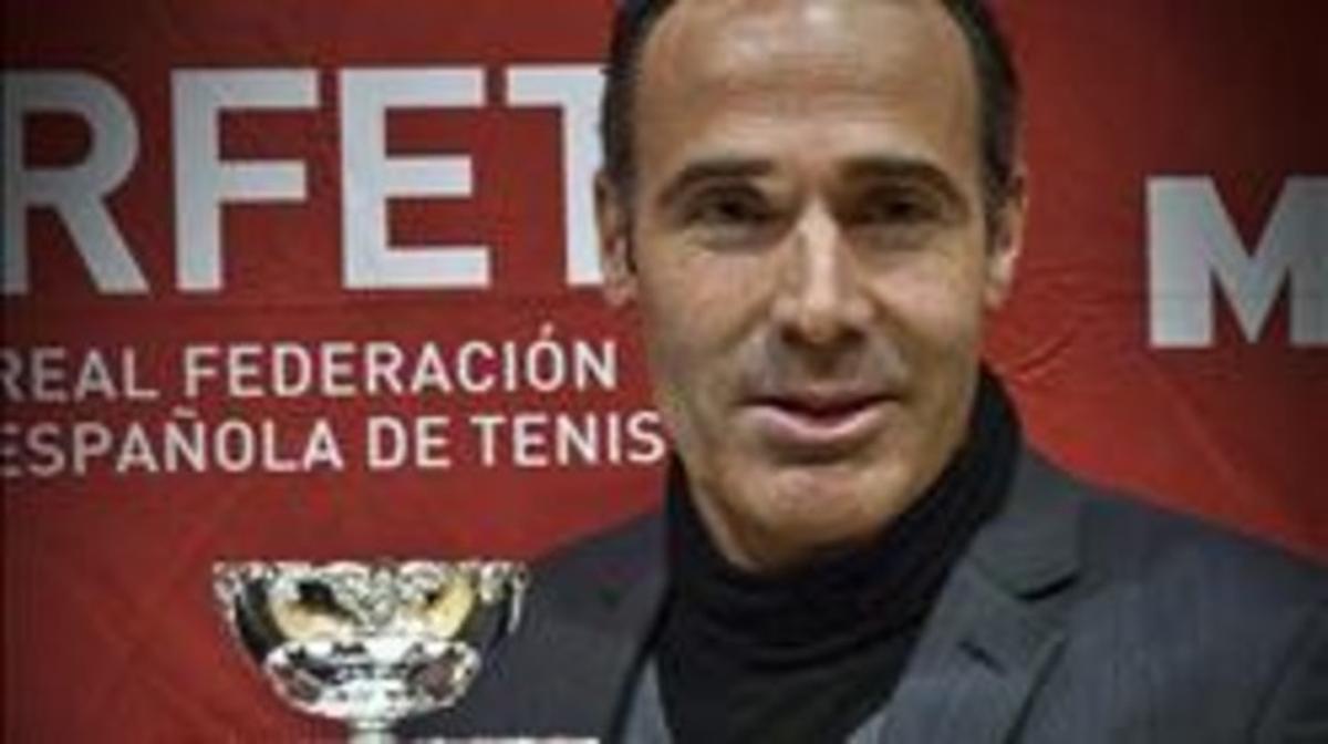 Corretja, amb una rèplica de la Copa Davis.