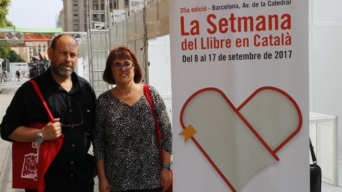 La presidenta de la Associacio d'Editors en Llengua Ctalana, Montse Ayats, y el presidente de la Setmana del Llibre en Catala, Joan Sala.