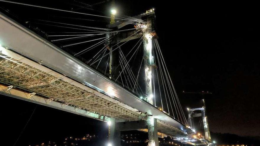 El puente de Rande, iluminado para las obras de ampliación. // Santos Álvarez