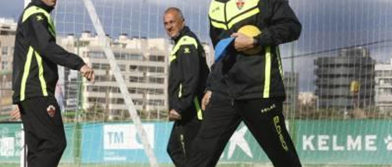 Pacheta, rodeado de balones, con el doctor Quesada y el utillero Pepito, detrás.