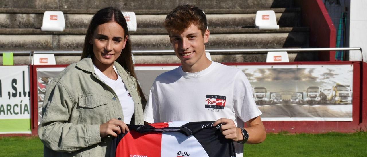 Iñaki Martínez y Carla Gabián en la presentación del jugador en A Lomba.