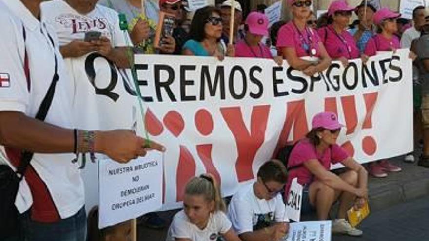 Los vecinos de Les Amplàries se manifiestan ante subdelegación