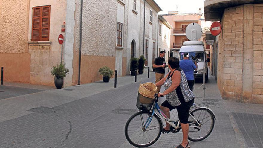 Una vecina, ayer, ante la casa de Isabel Gost (izquierda).