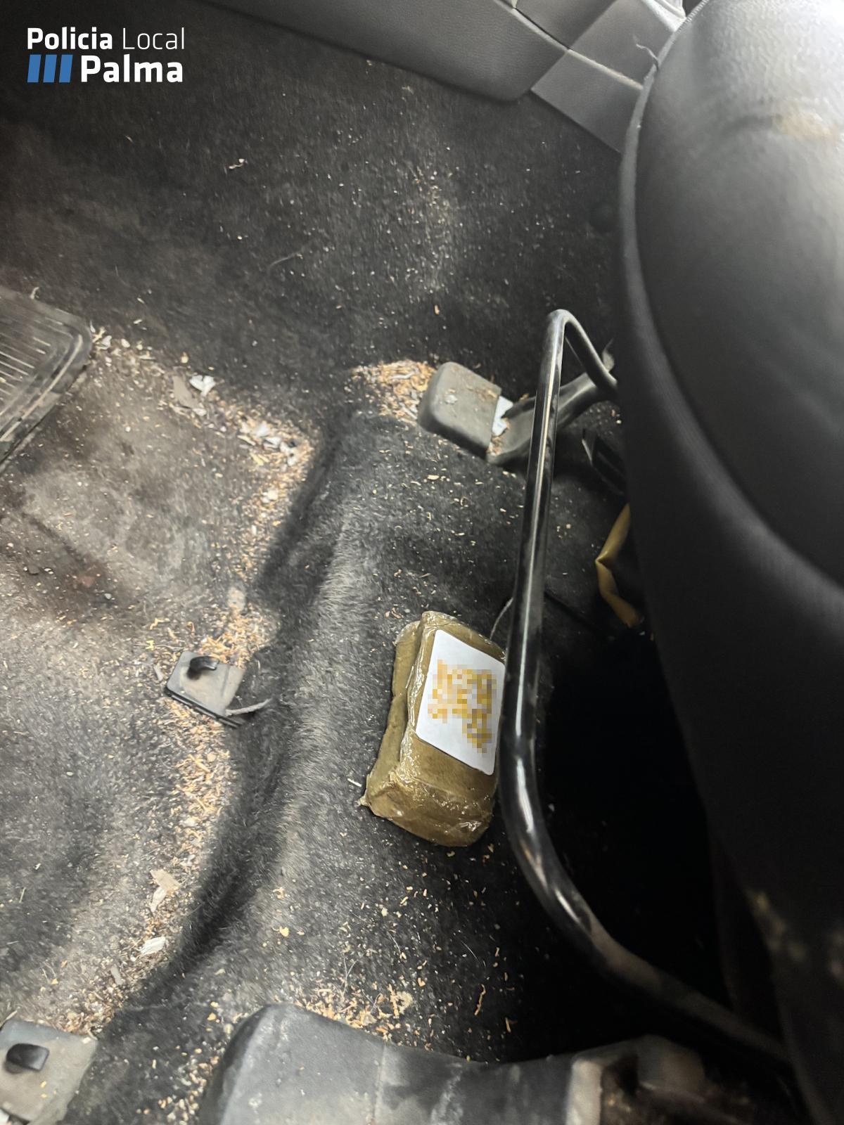 La pieza de hachís hallada bajo el asiento del conductor.