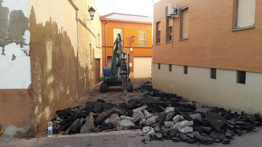 Comienzan los trabajos de pavimentación en la calle Cofradías