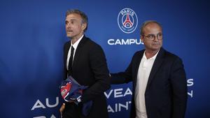 Luis Enrique junto a Luis Campos durante su presentación en el PSG