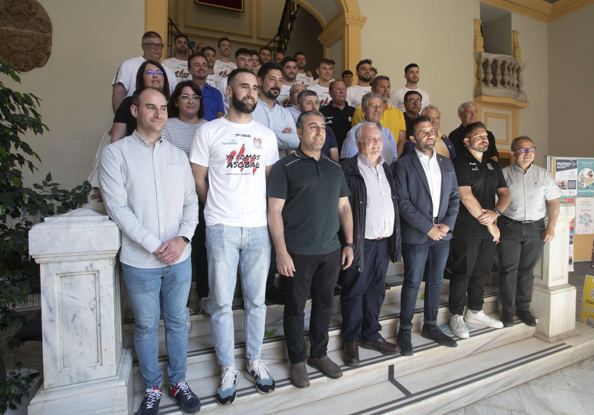 El Fertiberia celebra el ascenso a ASOBAL con las instituciones