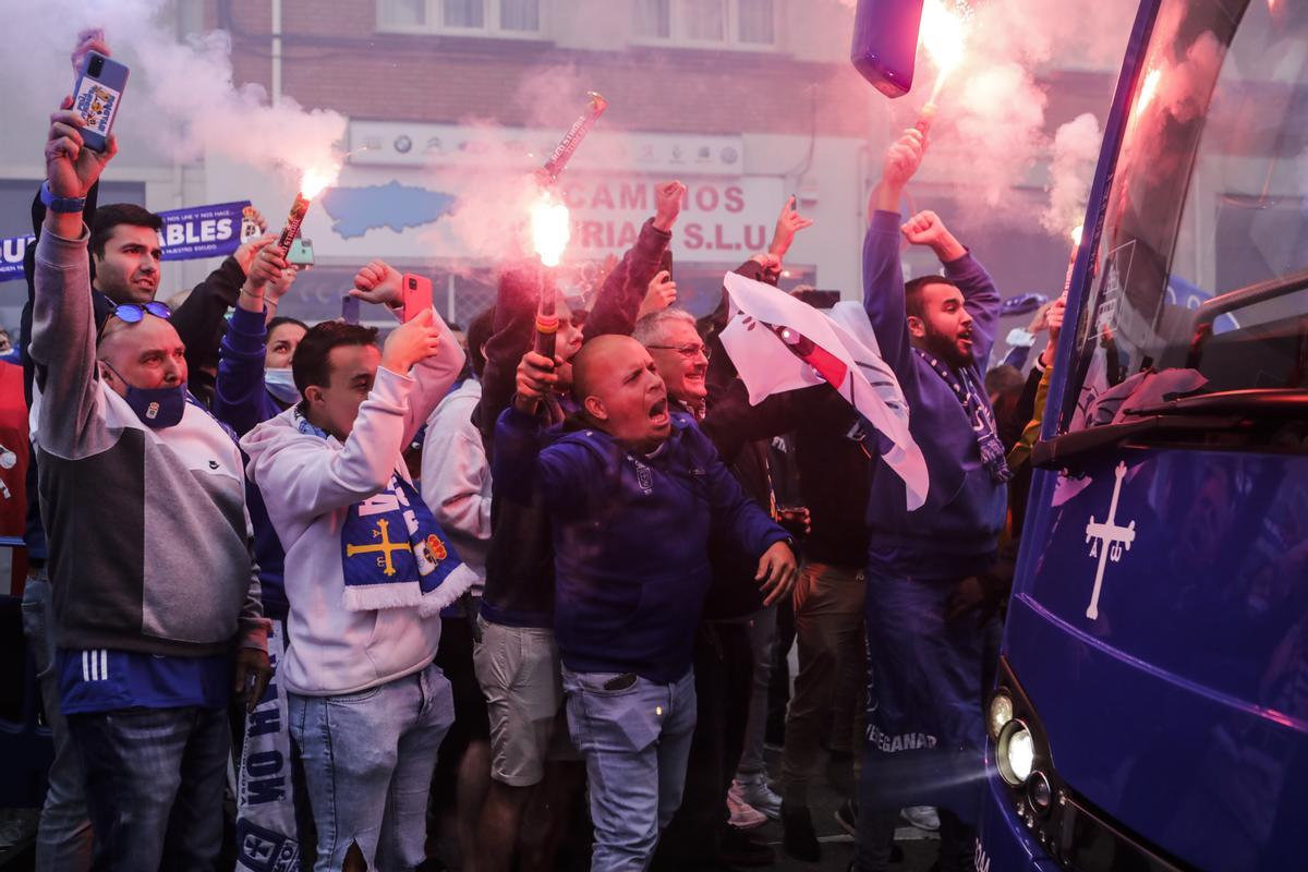 Ambiente de las aficiones en los prolegómenos del derbi