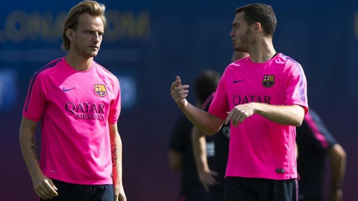 Vermaelen (derecha), con Rakitic en un entrenamiento.