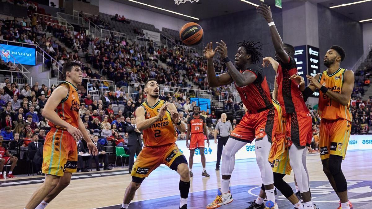 Una acción del partido entre el Covirán Granada y el Valencia Basket