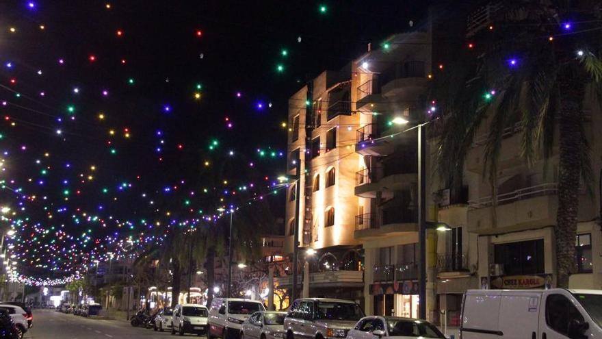 Ambientació nadalenca en un carrer de Roses.