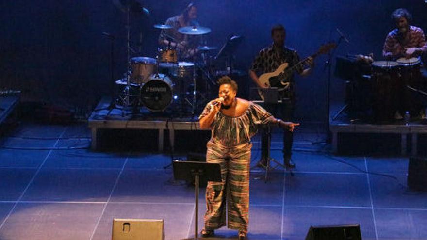 La cantant Edna Sey en un moment de l&#039;actuació interpretant &#039;Sermó&#039; de La Trinca