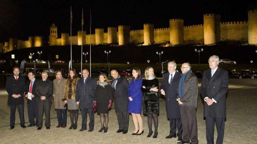 Foto institucional de la vicepresidenta junto a las autoridades regionales frente al lienzo norte de la Muralla de Ávila.