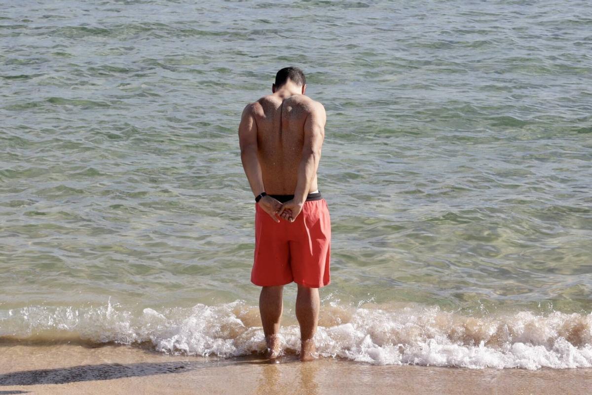 Barceloneses acuden a la playa por las altas temperaturas de noviembre