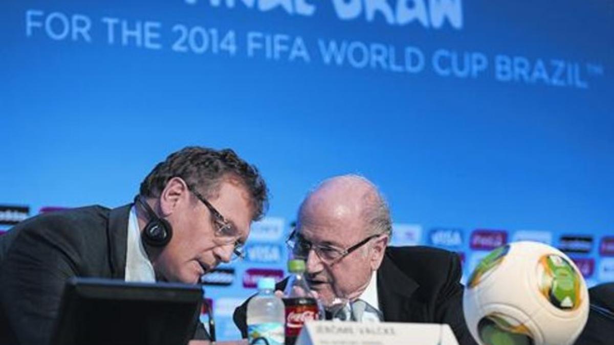 Blatter y Valcke, ayer durante una conferencia de prensa celebrada en Costa do Sauipe.