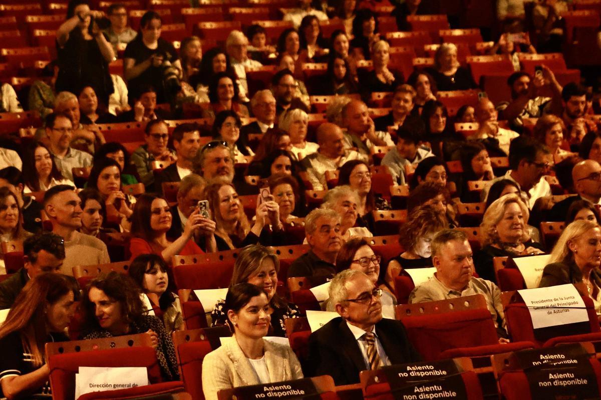 Entrega de los "Premios extraordinarios" de Educación en el teatro de la Laboral