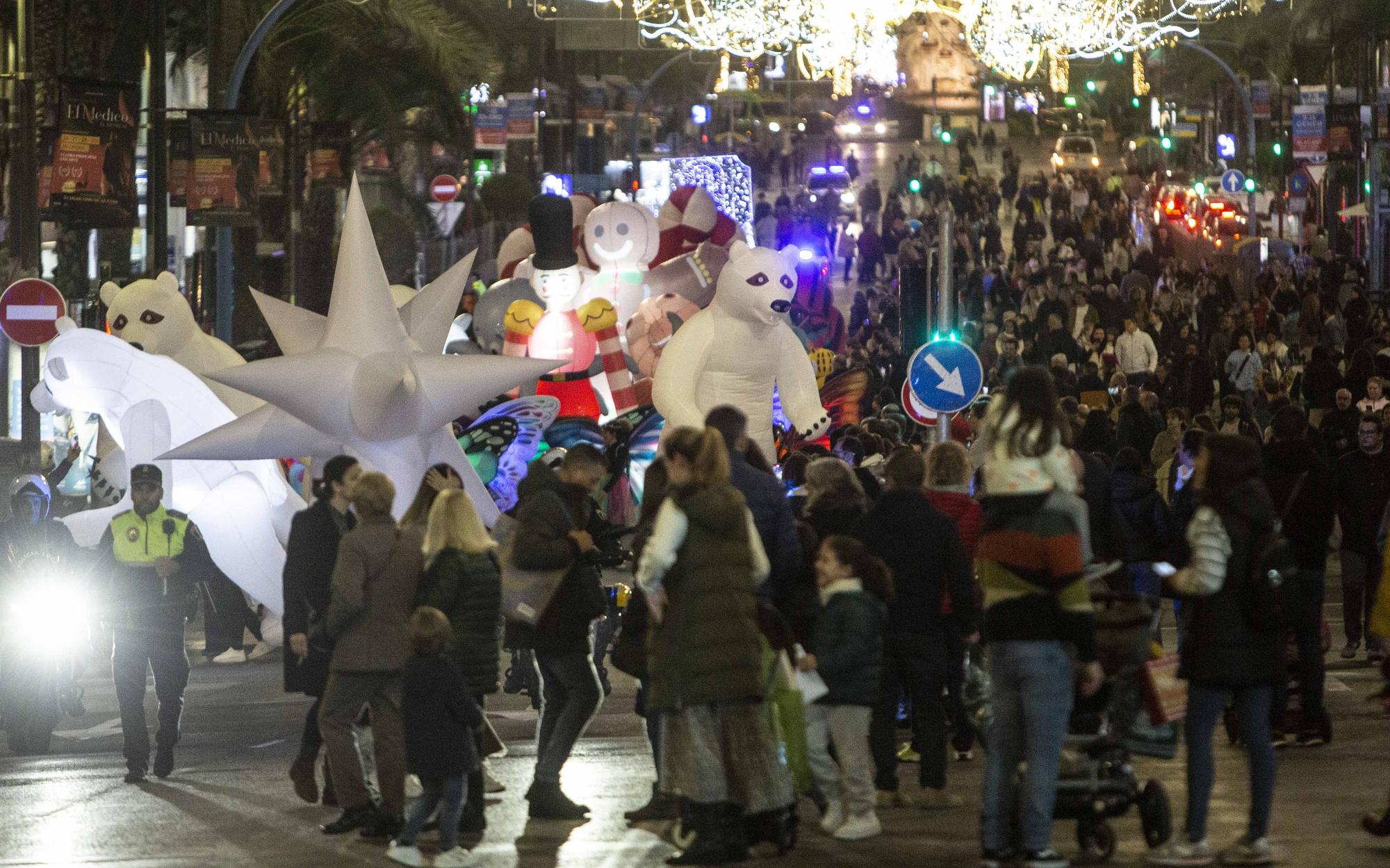 Las Carteras Reales anticipan la cabalgata y reciben a los niños en Alicante