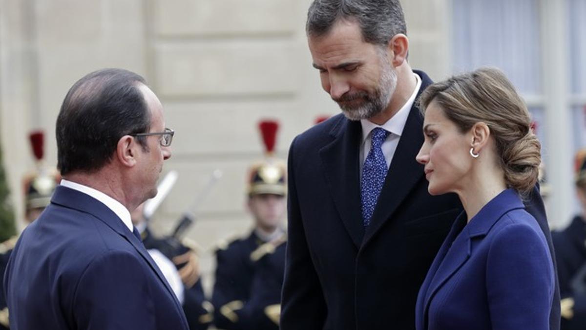 François Hollande habla con los Reyes de España, esta mañana en el Elíseo.