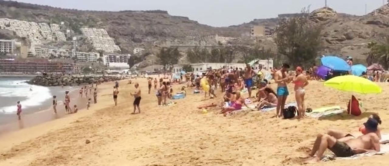 El baño en Tauro enfrenta a Anfi con  el Ayuntamiento y la Guardia Civil