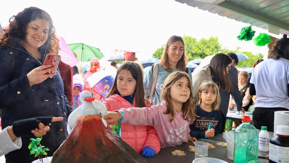 Xiquetes i xiquets gaudint el dissabte passat malgrat la pluja dels tallers organitzats a la 18a Expociència.