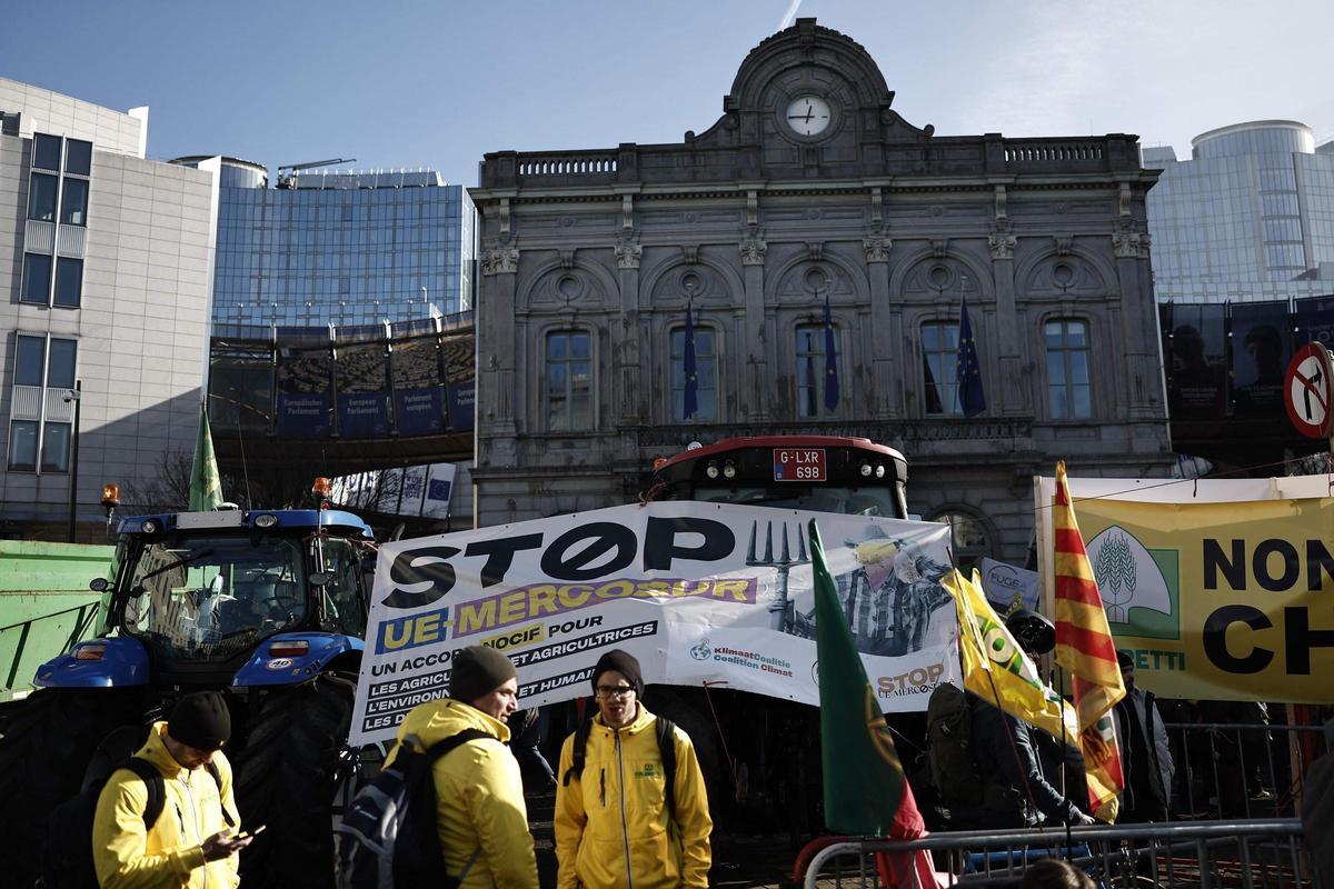 Agricultores en la Place du Luxemburgo durante una protesta en Bruselas, Bélgica, el jueves 1 de febrero de 2024. Al menos 1.300 tractores obstruyeron las calles de Bruselas, cerca de las instituciones de la Unión Europea, el jueves por la mañana mientras los agricultores organizaban una protesta dirigida a los líderes del bloque que se reunían cerca para una cumbre.