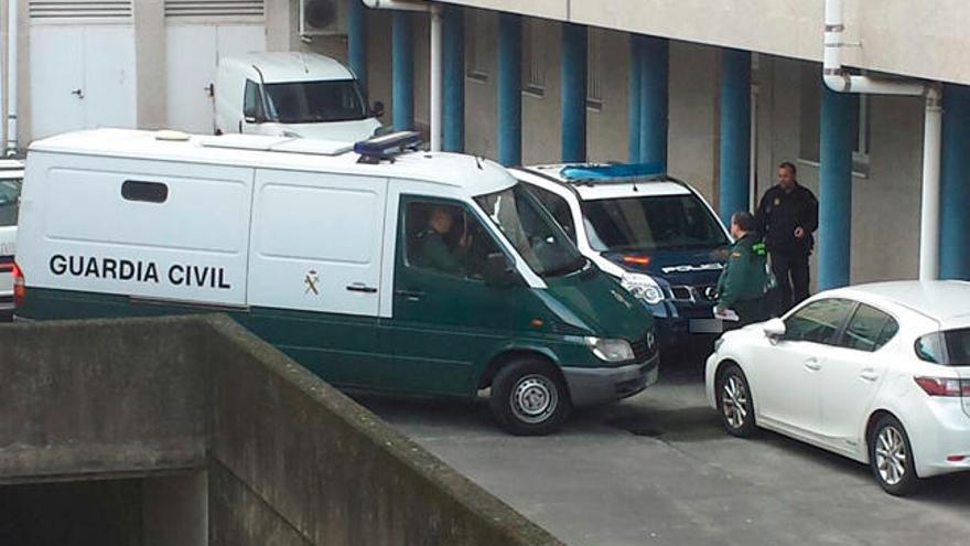 El furgón con los detenidos entrando en los juzgados de Pontevedra. // Rafa Estévez