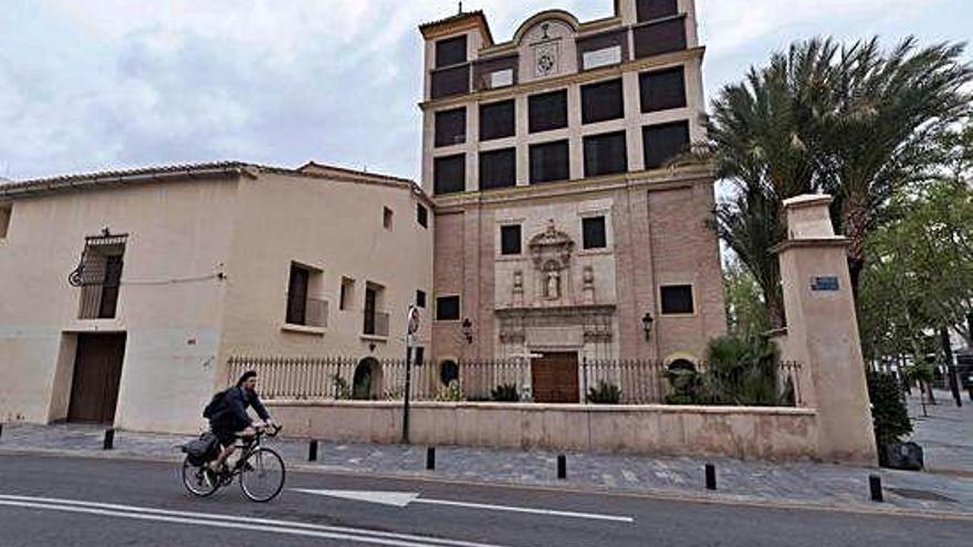 Un ciclista pasa junto al convento de clausura de las Clarisas de Murcia.