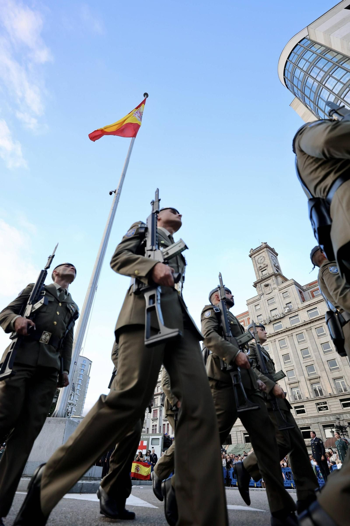 EN IMÁGENES: Así fue el izado de la bandera de España en la plaza de la Escandalera de Oviedo