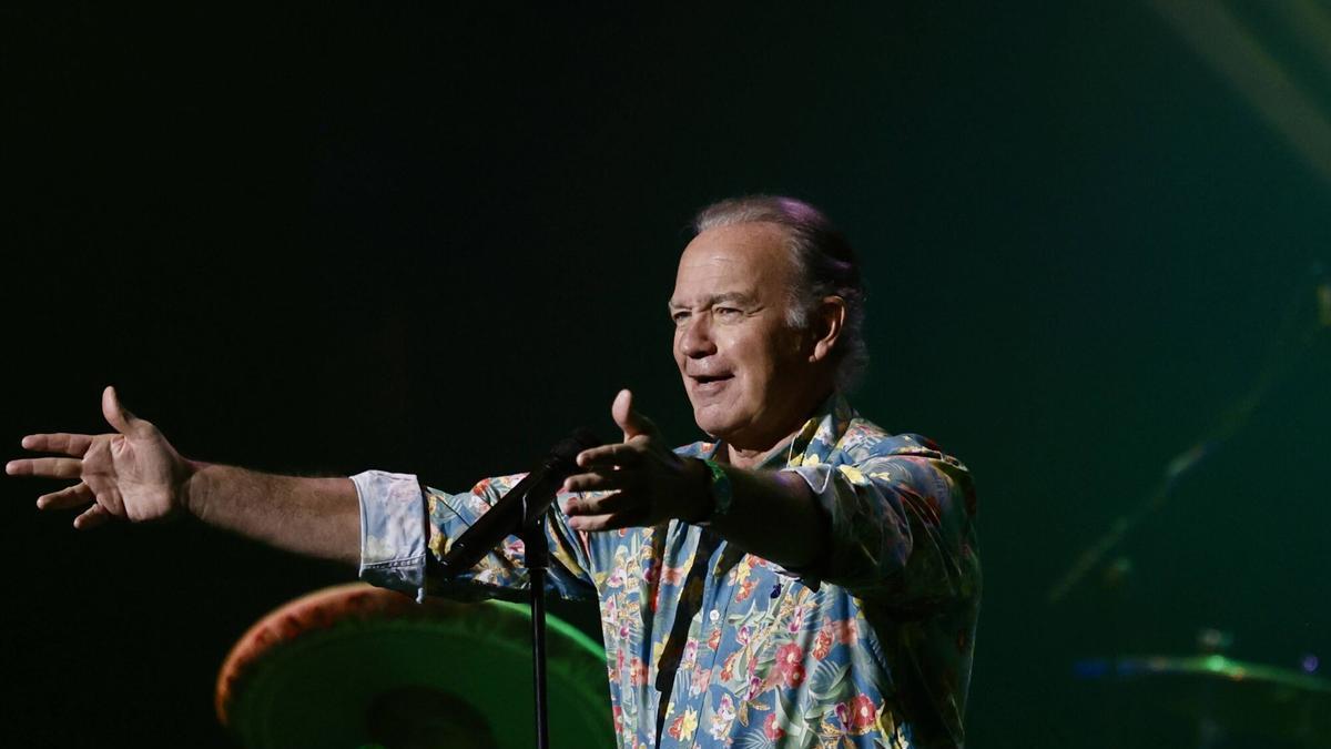 Bertín Osborne "maravilla" al teatro de la Laboral con un recorrido por sus grandes éxitos