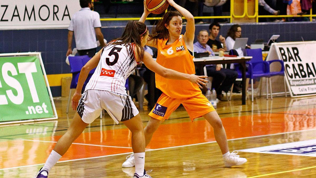 Nuria Mateos García, durante su etapa de jugadora en el Zamarat, intenta lanzar el balón esquivando a una rival. | J. F.